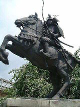 騎馬武者の銅像